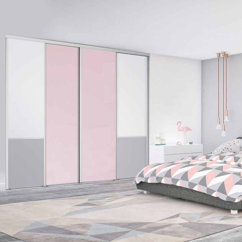 Façade de placard coulissante 4 portes décor blanc mat, décor gris galet, verre laqué rose pastel