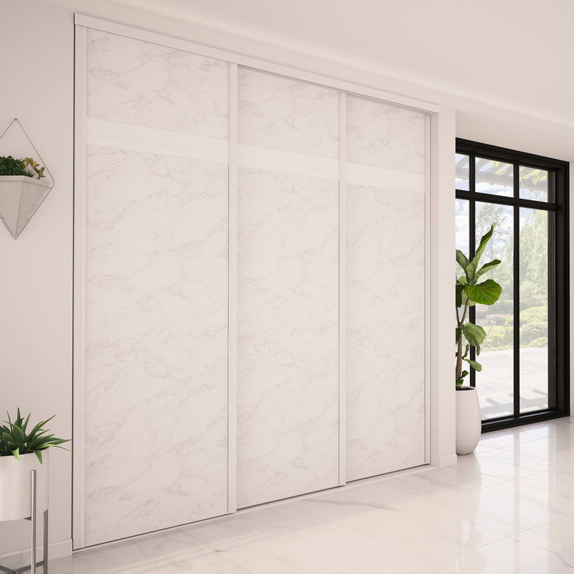 Façade de placard coulissante 3 portes décor marbre blanc, verre laqué blanc pur