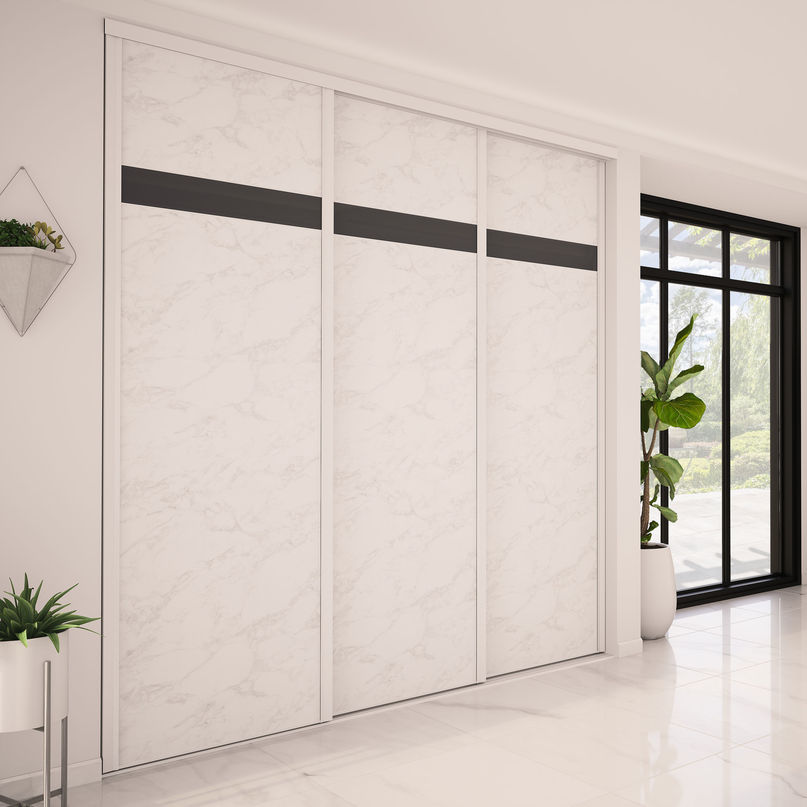 Façade de placard coulissante 3 portes décor marbre blanc, verre laqué gris foncé