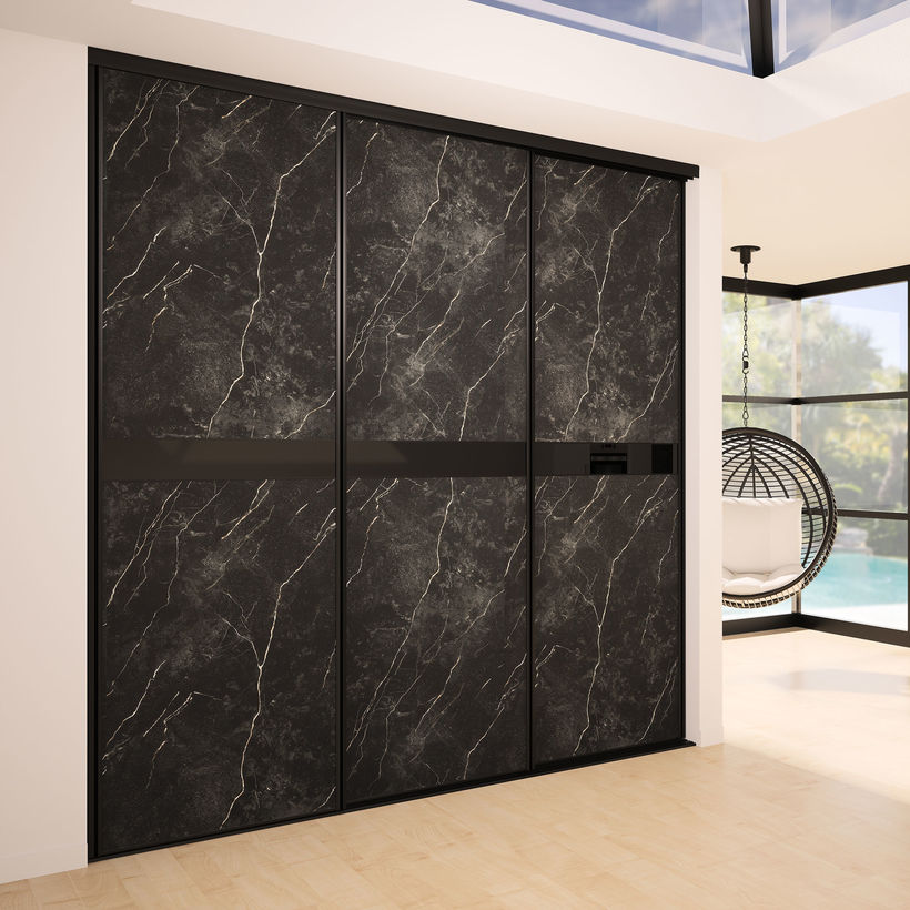 Façade de placard coulissante 3 portes décor marbre noir, verre laqué noir