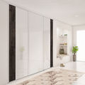 Façade de placard coulissante 3 portes verre laqué blanc pur, décor bois fumé brut