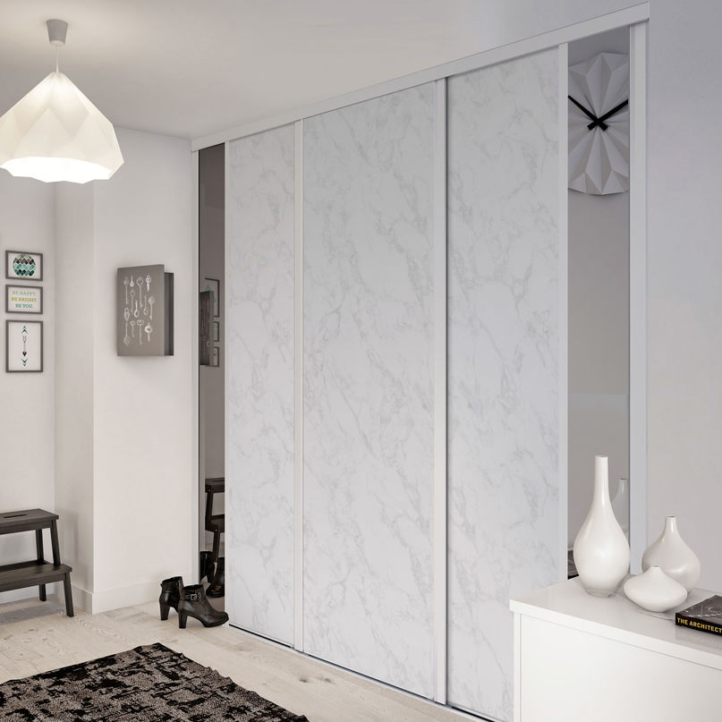 Façade de placard coulissante 3 portes décor marbre blanc, miroir argent