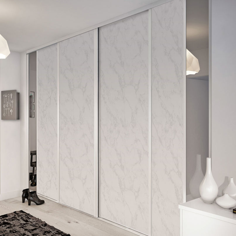 Façade de placard coulissante 4 portes décor marbre blanc, miroir argent