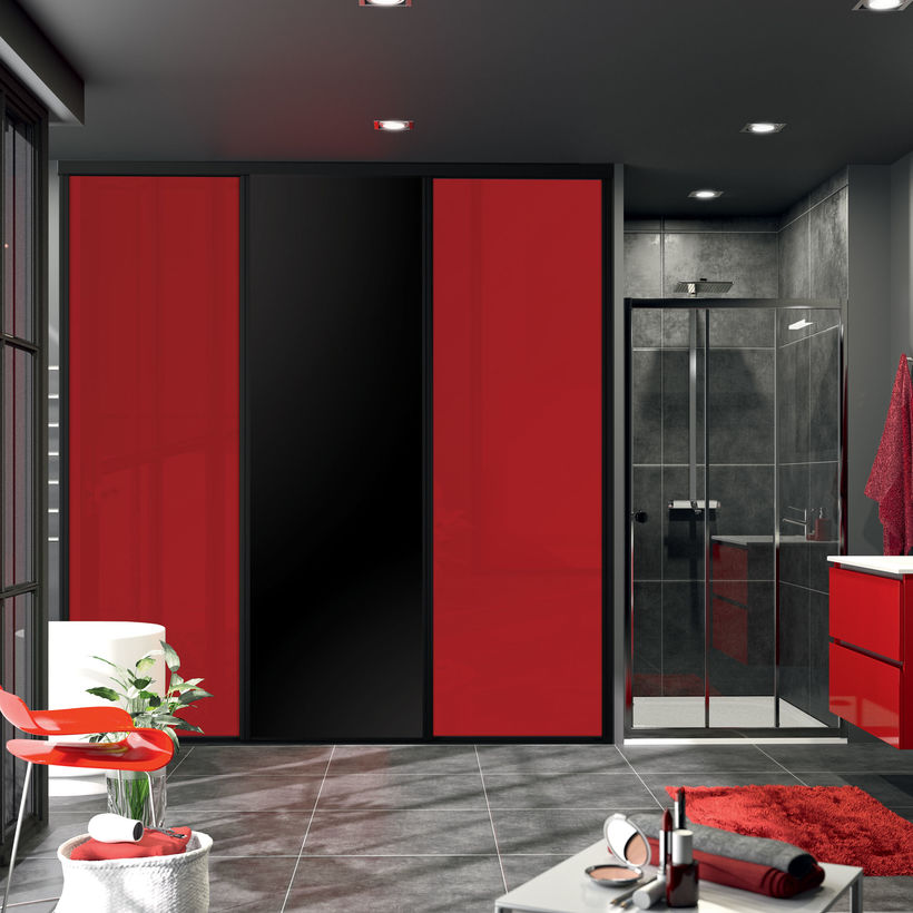 Façade de placard coulissante 3 portes verre laqué rouge, décor noir intense