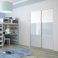 Façade de placard coulissante 2 portes décor blanc mat, verre laqué bleu pastel, décor gris galet
