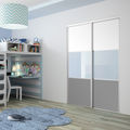 Façade de placard coulissante 2 portes décor blanc mat, verre laqué bleu pastel, décor gris intense