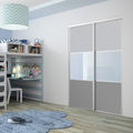Façade de placard coulissante 2 portes décor gris galet, verre laqué bleu pastel, décor gris intense