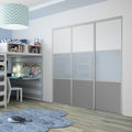 Façade de placard coulissante 3 portes décor blanc mat, verre laqué bleu pastel, décor gris intense
