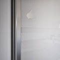 Façade de placard coulissante 2 portes verre laqué blanc pur rainuré