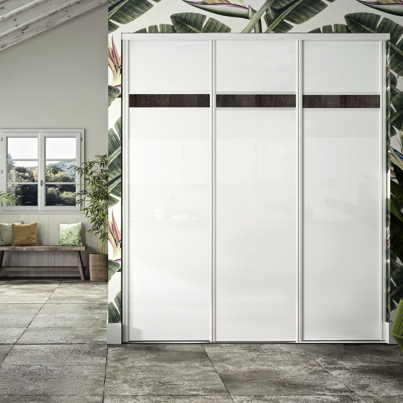 Façade de placard coulissante 3 portes verre laqué blanc pur, décor bois fumé brut
