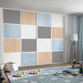 Façade de placard coulissante 4 portes décor gris galet, verre laqué bleu pastel, décor acacia clair, décor blanc mat