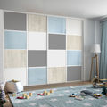 Façade de placard coulissante 4 portes décor gris galet, verre laqué bleu pastel, décor bois flotté crème, décor blanc mat