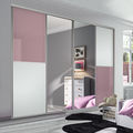 Façade de placard coulissante 4 portes verre laqué rose pastel, décor blanc mat, miroir argent