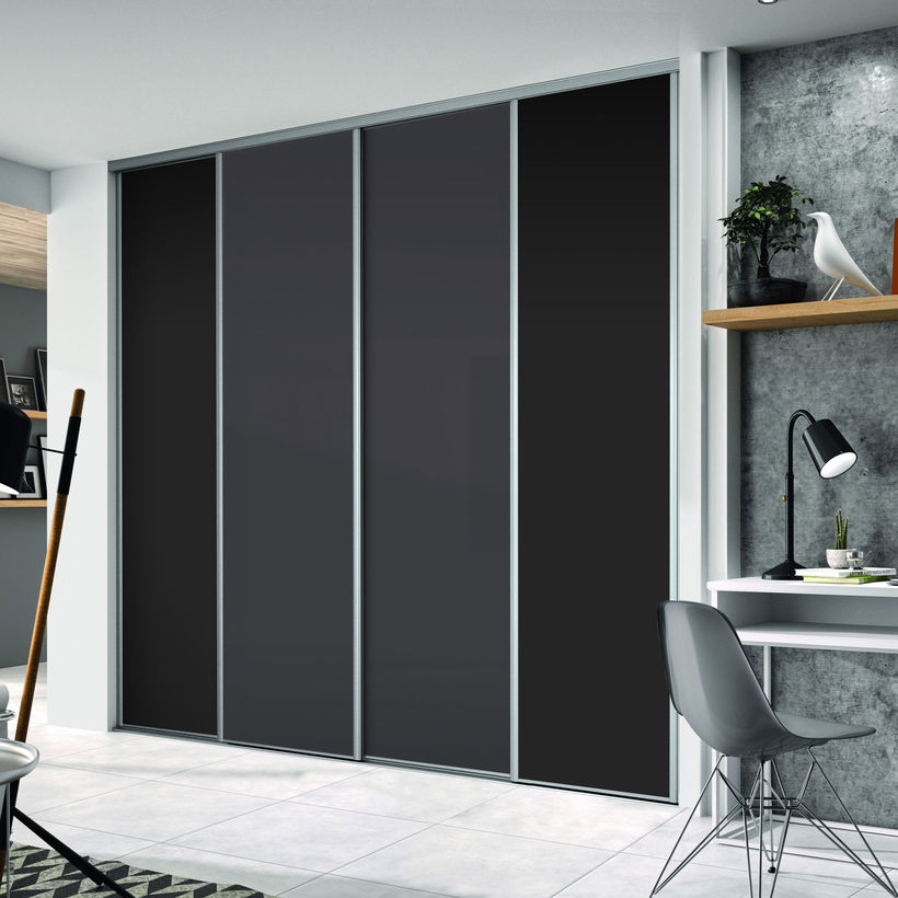 Façade de placard coulissante 4 portes verre laqué gris foncé, décor noir intense