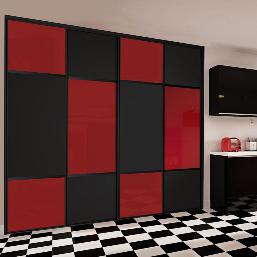 Façade de placard coulissante 4 portes verre laqué rouge, décor noir intense