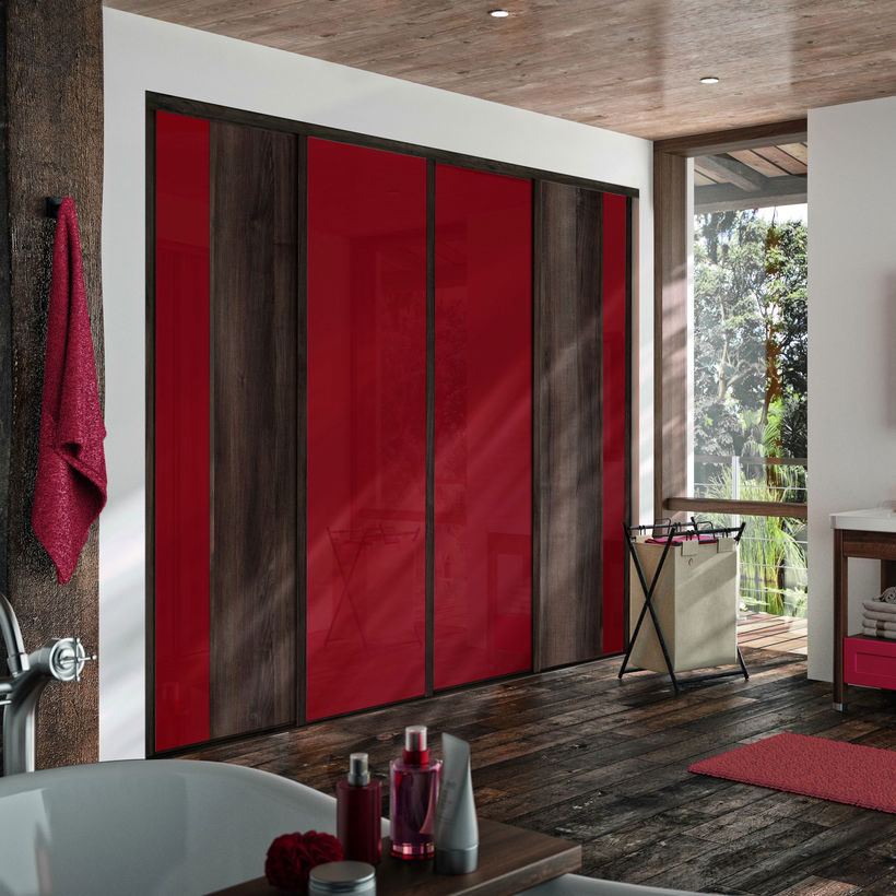 Façade de placard coulissante 4 portes décor noyer des andes, verre laqué rouge