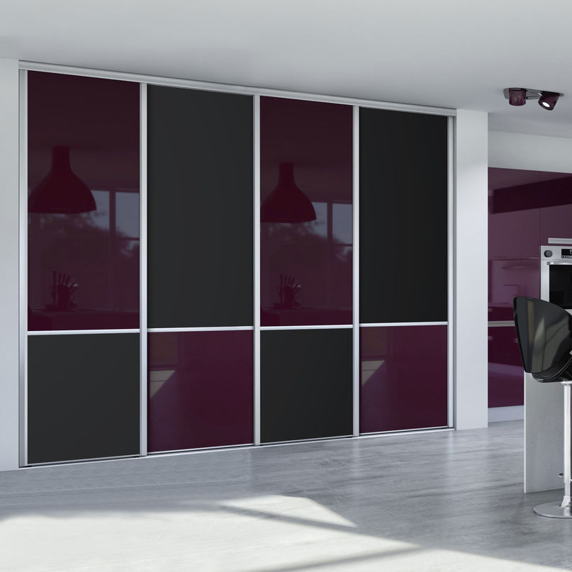 Façade de placard coulissante 4 portes verre laqué prune, décor noir intense